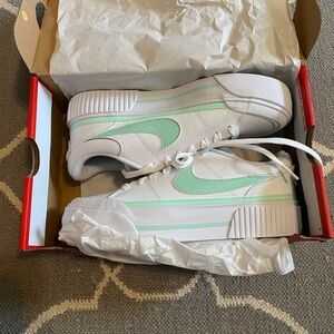 Women’s Nike legacy lift